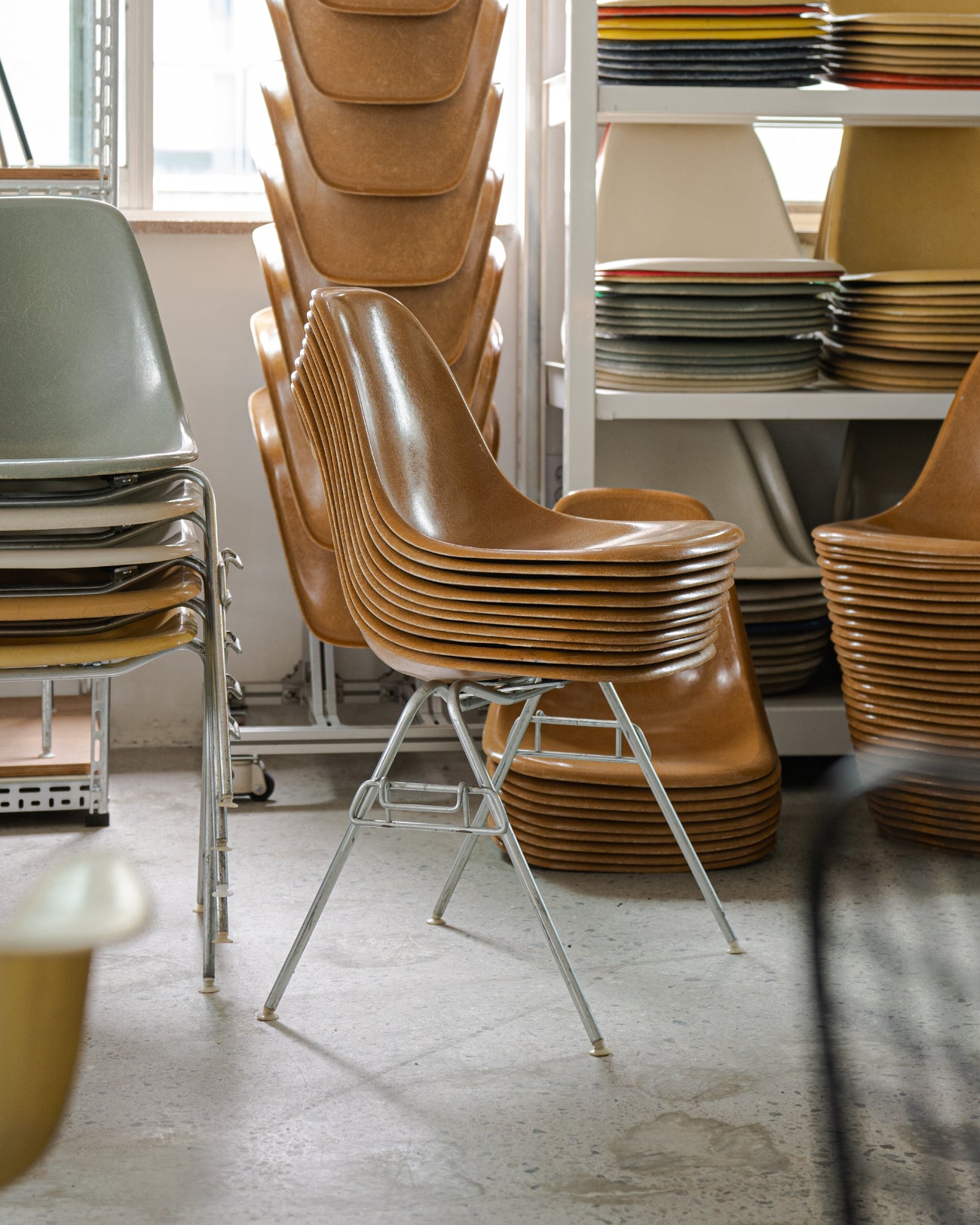 (LOT 01) DSS Chair (Ochre Dark: 레어 컬러) by Charles & Ray Eames