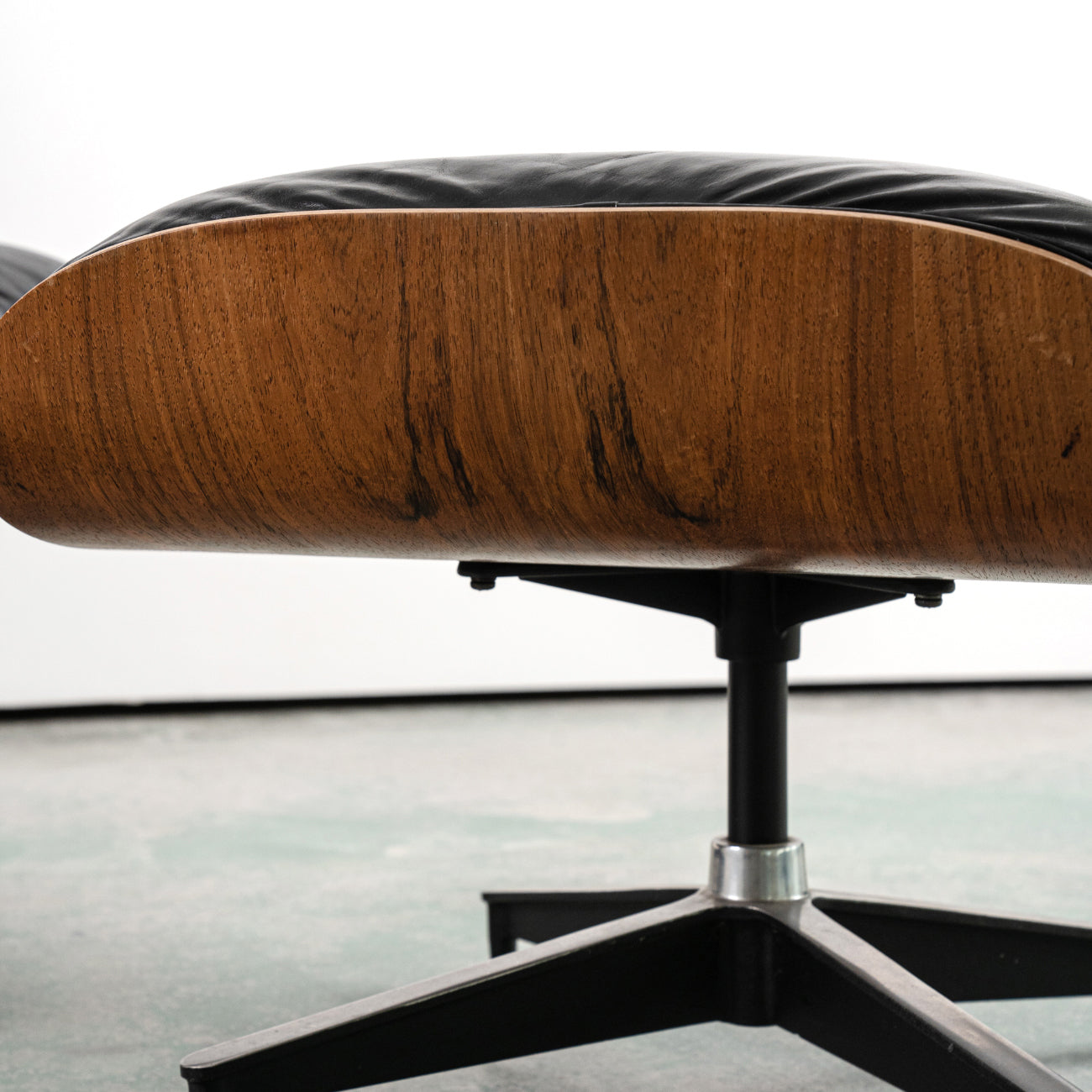 (LOT 08) Eames 670/671 Lounge Chair by Charles & Ray Eames