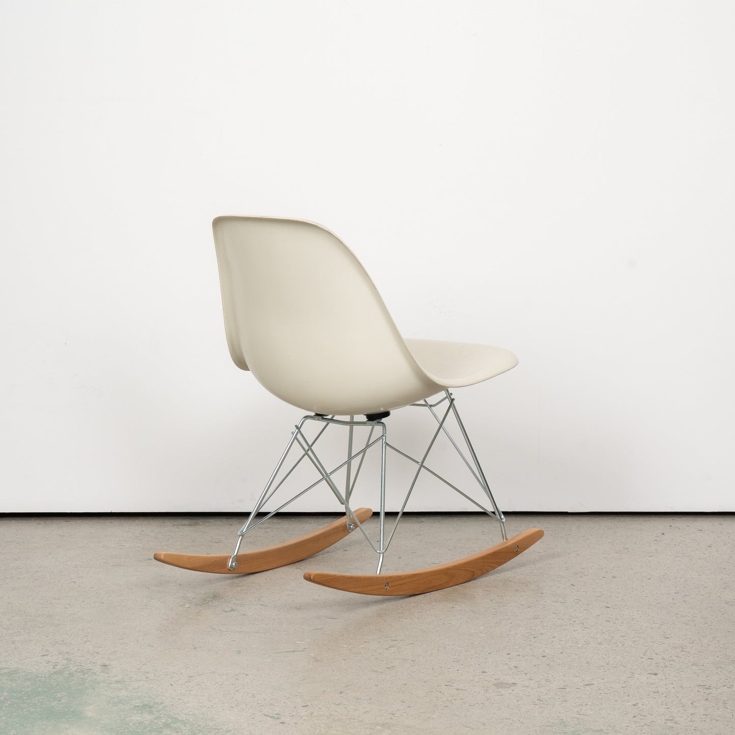 (LOT 21) RSR Chair (Parchment) by Charles & Ray Eames