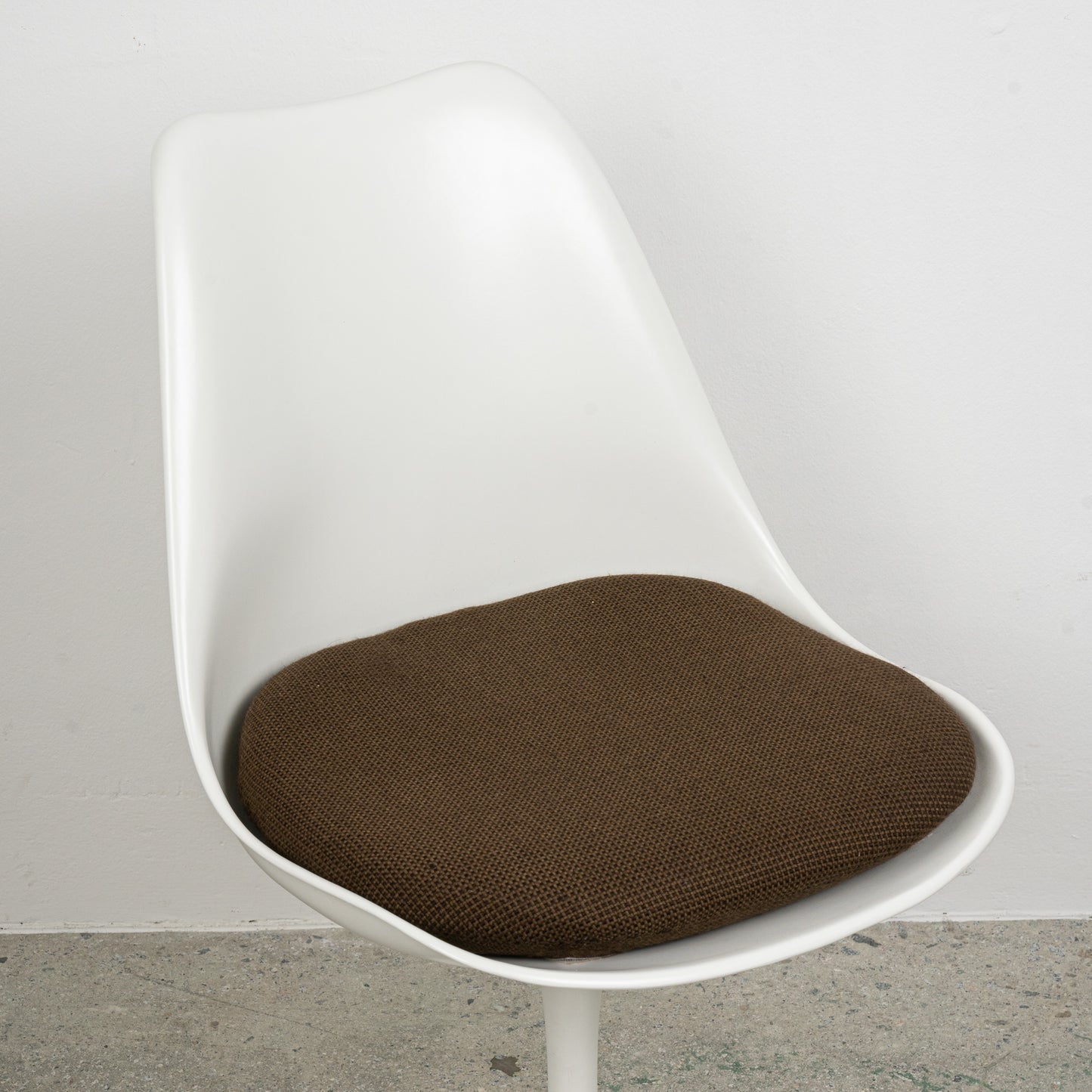 (LOT 02) Tulip Chair by Eero Saarinen (Brown Cushion)