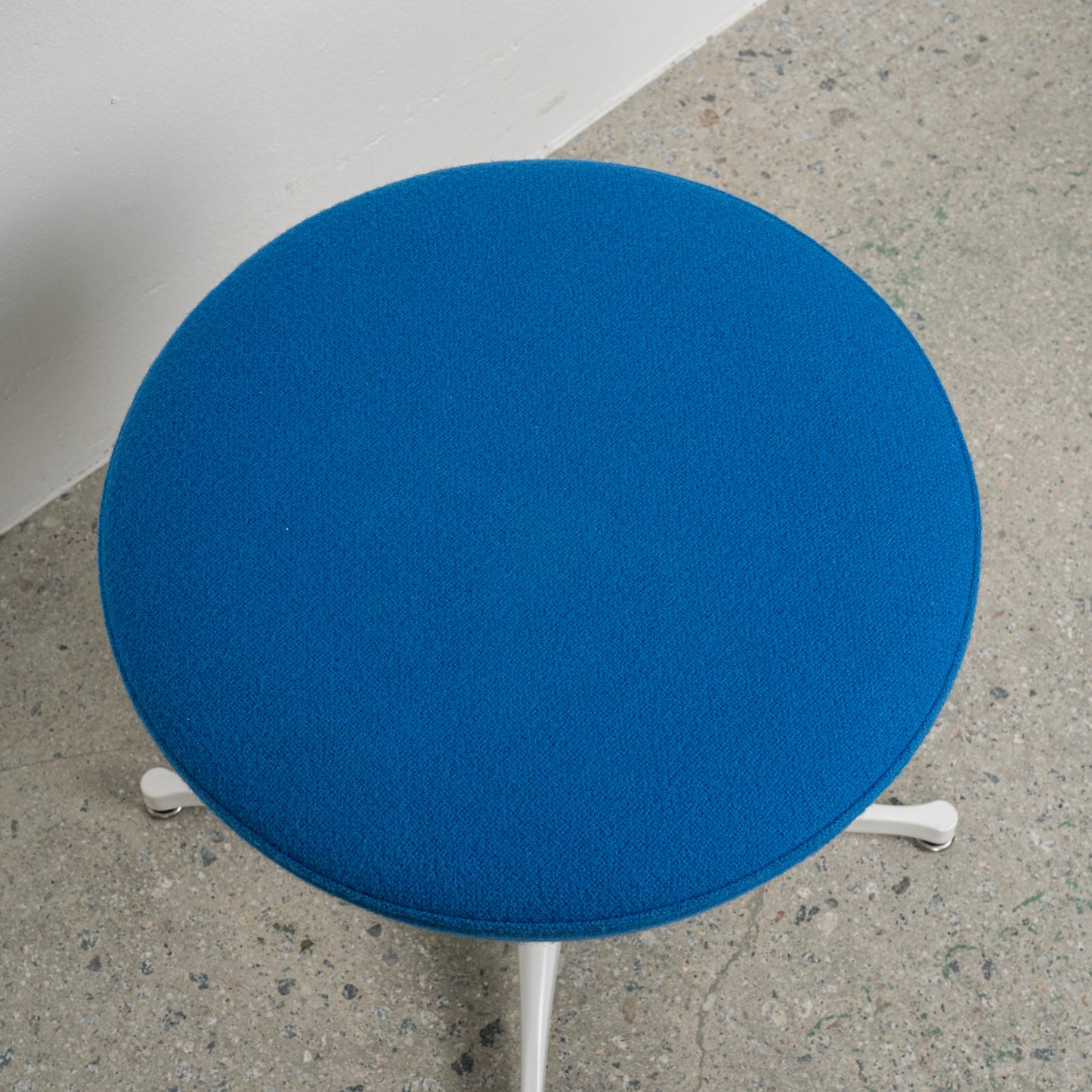 (LOT 13) Nelson Pedestal Stool by George Nelson (Ultramarine Blue)