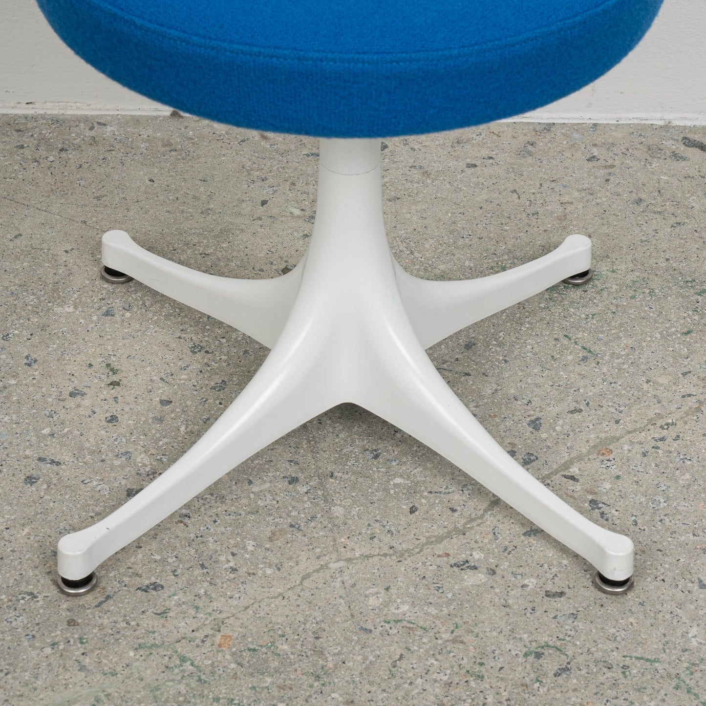 (LOT 13) Nelson Pedestal Stool by George Nelson (Ultramarine Blue)