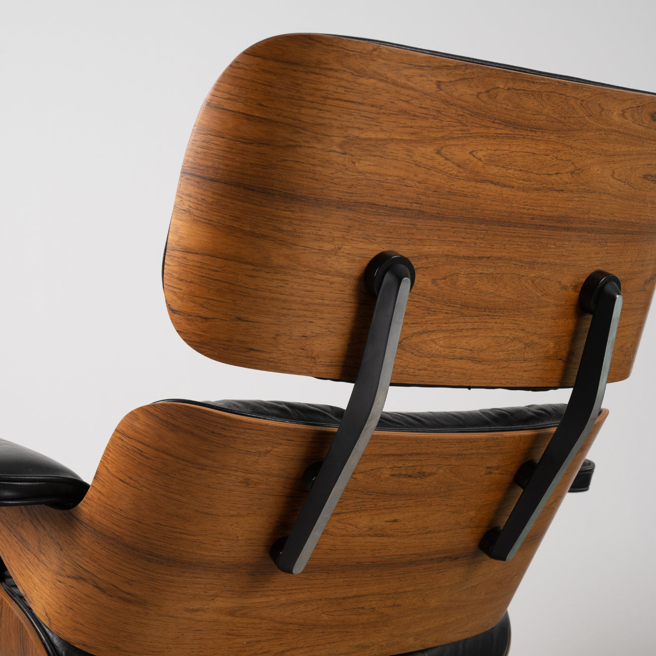 (LOT 08) Eames 670/671 Lounge Chair by Charles & Ray Eames