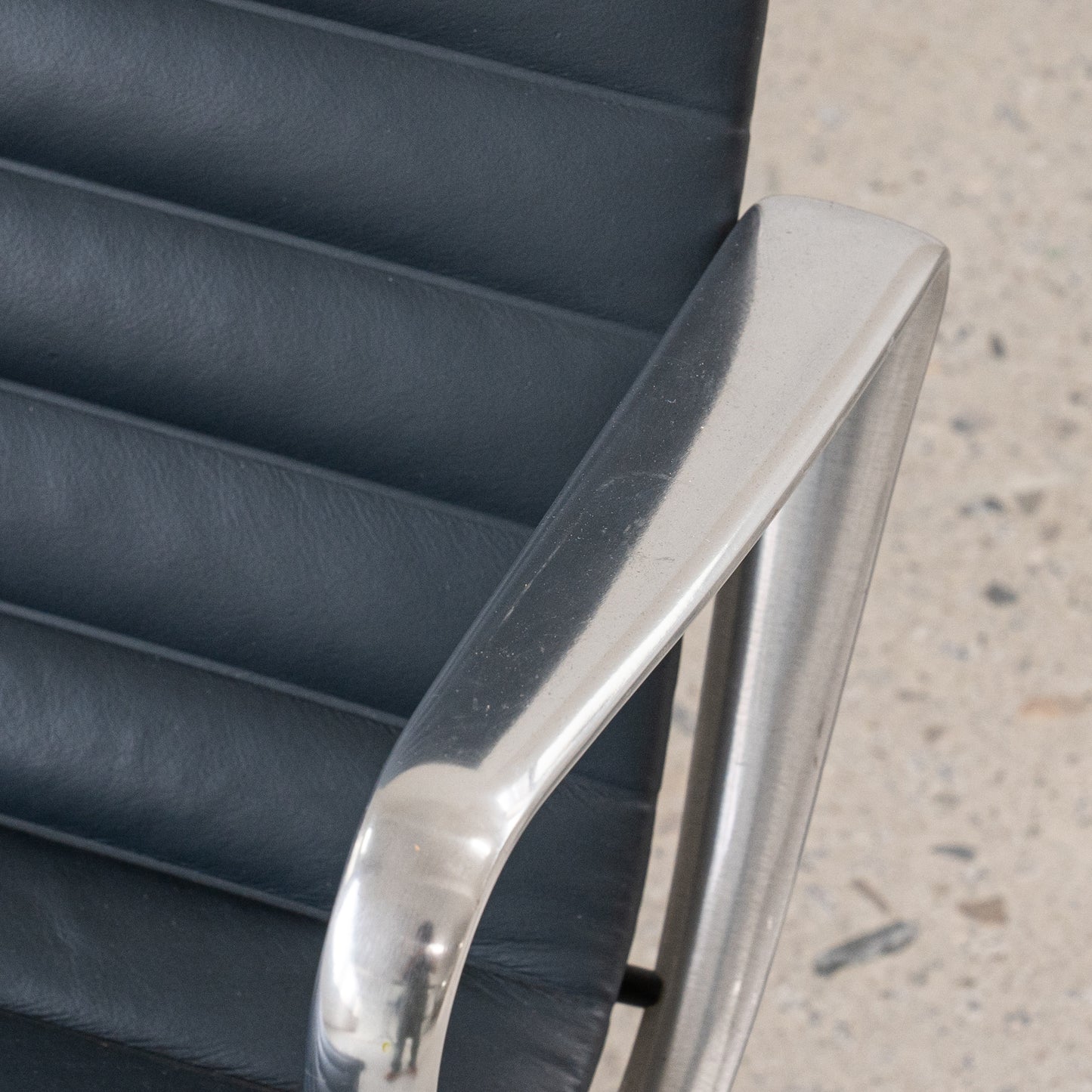 (LOT 06) Aluminum Group Lounge Chair (3세대, Charcoal) by Charles & Ray Eames