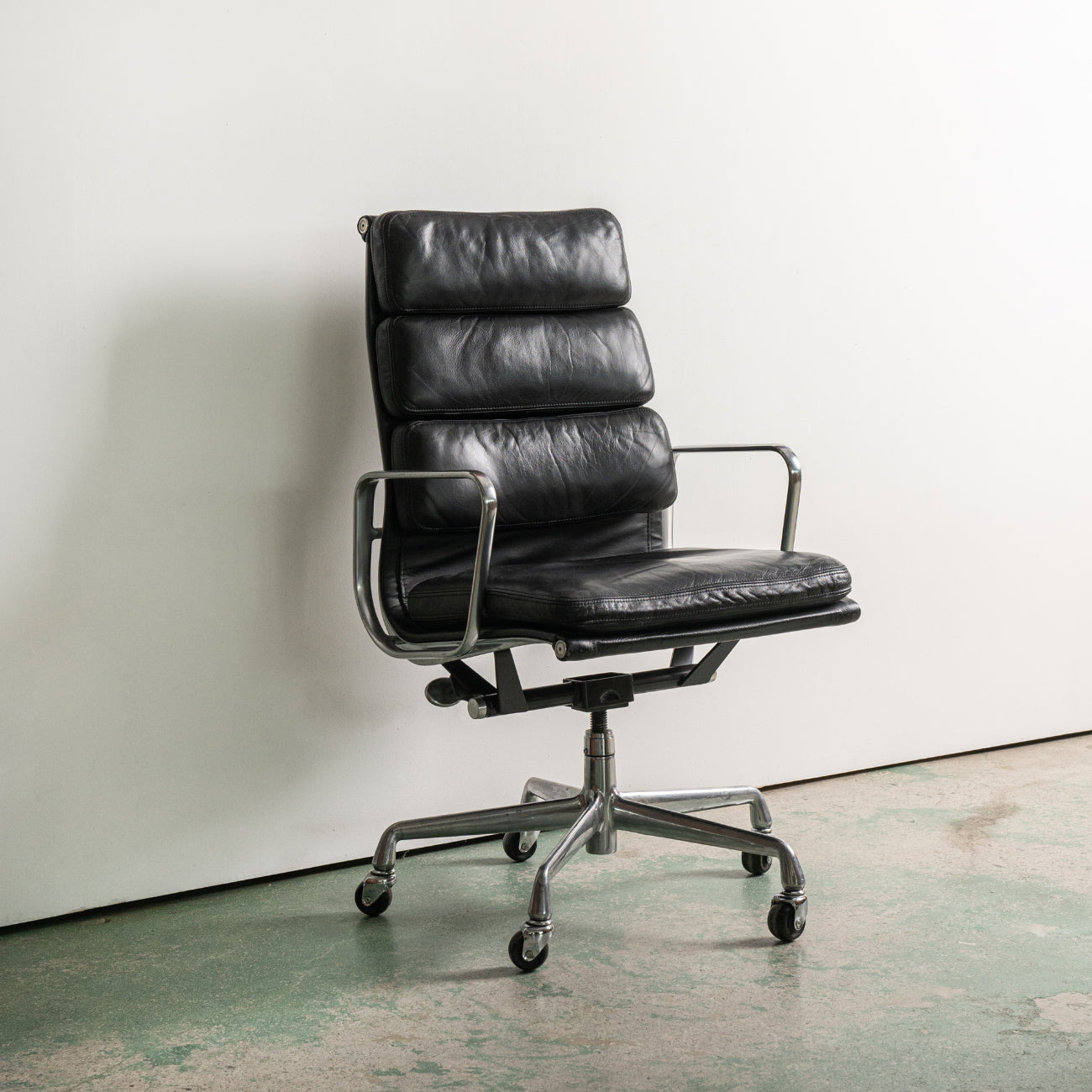 (LOT 16) Aluminum Group Soft Pad Executive Chair (Black)