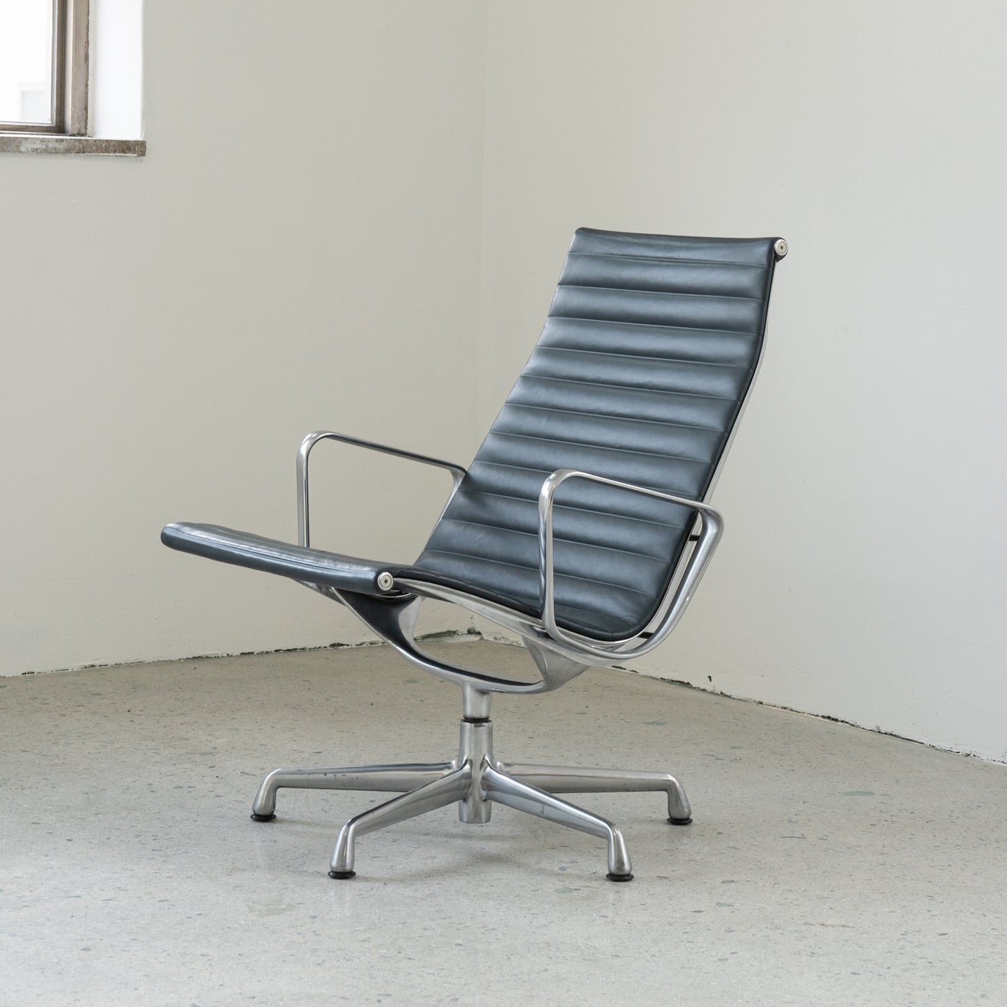 (LOT 06) Aluminum Group Lounge Chair (3세대, Charcoal) by Charles & Ray Eames
