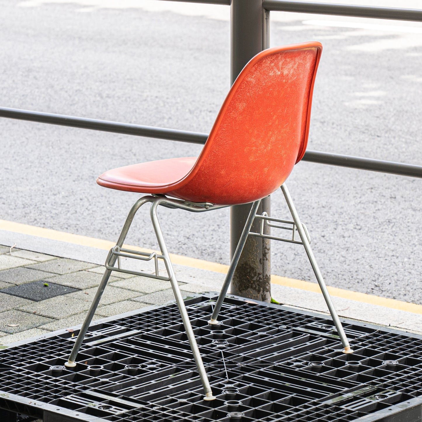 (LOT 04) EAMES DSS  (Red Orange / Naugahyde)